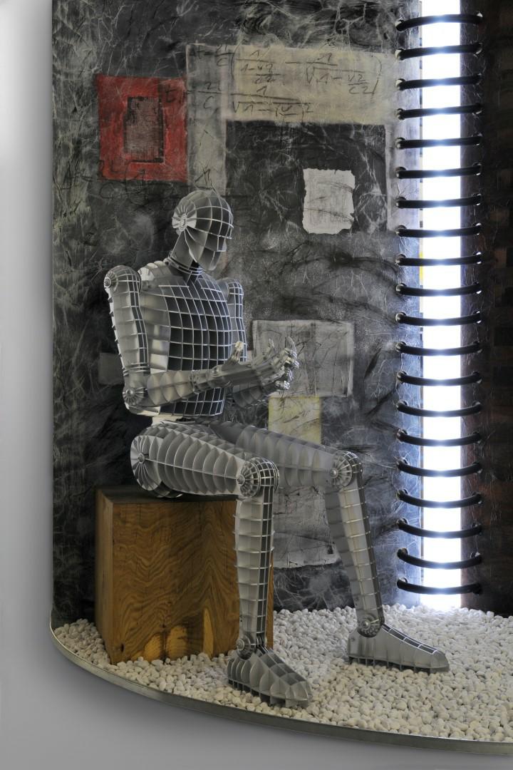 Sitzende Roboter-Skulptur 57 bewegliche Glieder (Eigenproduktion)